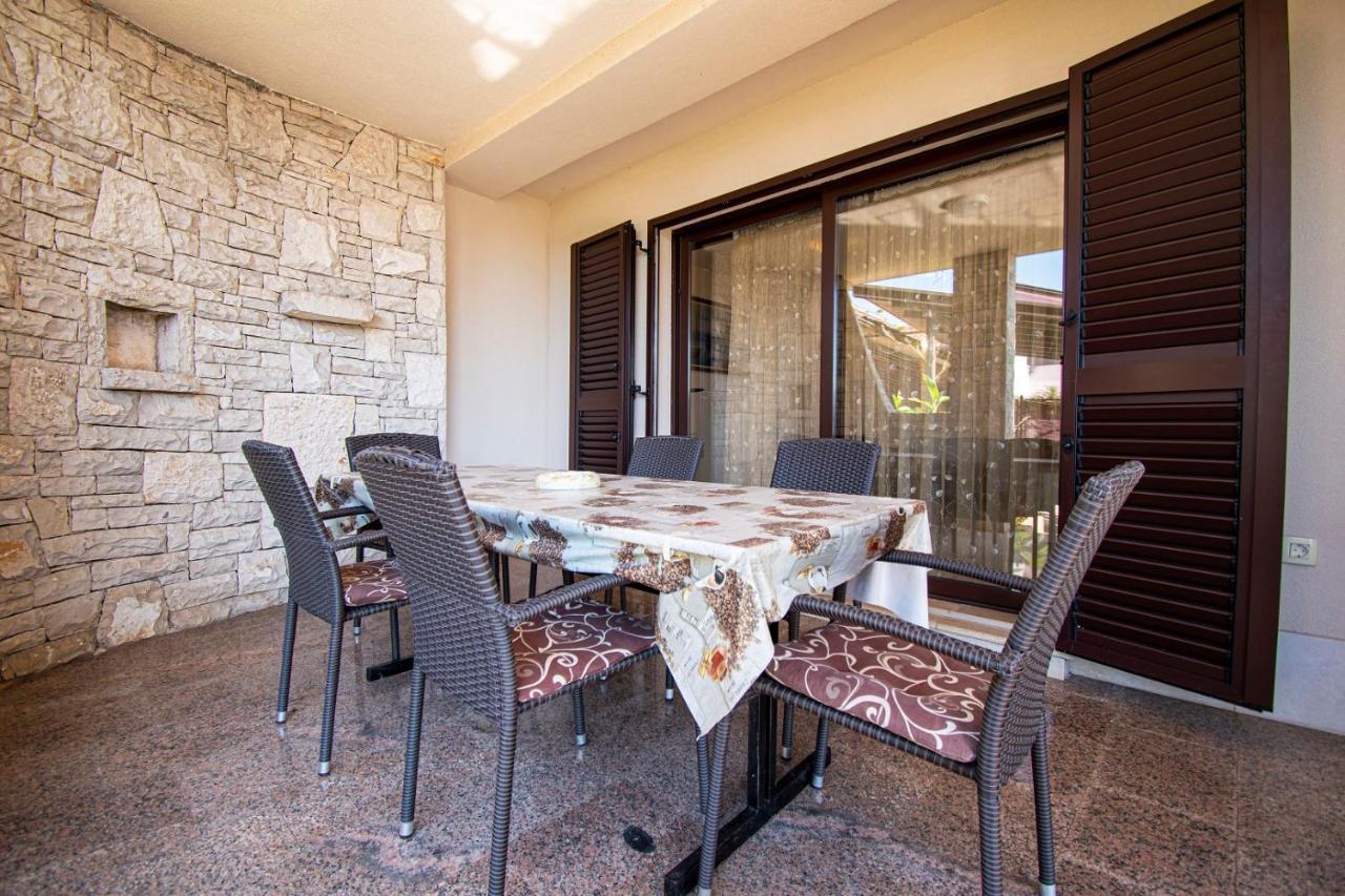 Holiday Apartment 50M From The Beach Pjescana Uvala Exterior foto
